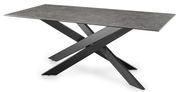 Moderner Esstisch mit schwarzer X-förmiger Metallbasis und grauer Tischplatte, seitliche Perspektive