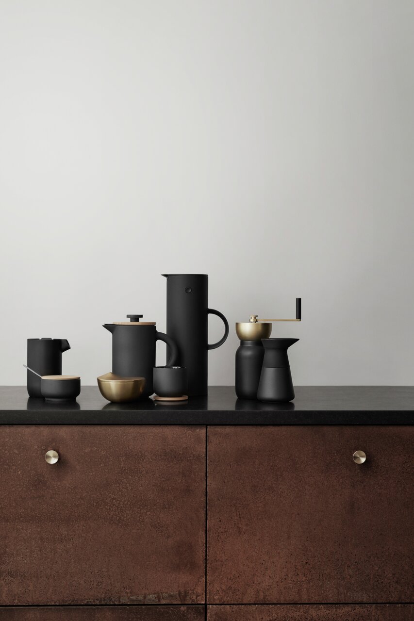 Stelton Isolierkanne 1l EM77 Schwarze Isolierkanne mit 1 Liter Fassungsvermögen, in einer modernen Küchenumgebung, seitliche Perspektive.