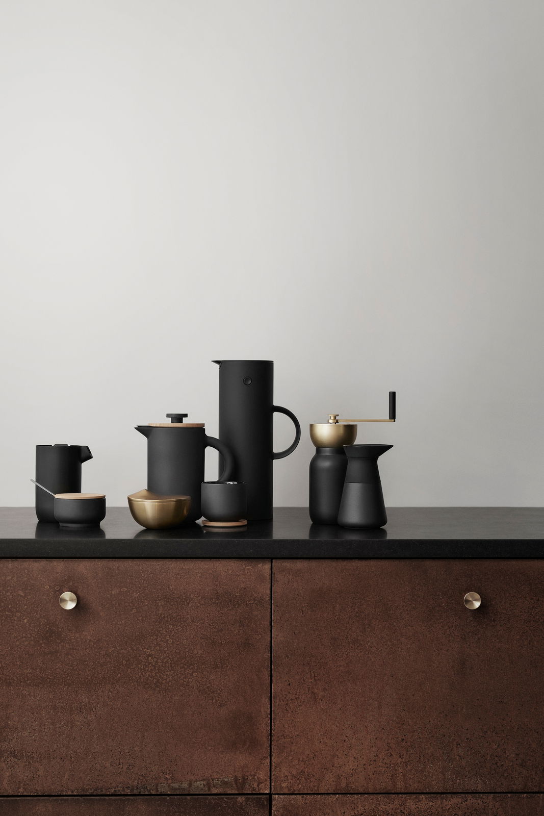 Stelton Isolierkanne 1l EM77 Schwarze Isolierkanne mit 1 Liter Fassungsvermögen, in einer modernen Küchenumgebung, seitliche Perspektive.