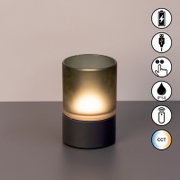 Akku-Windlicht mit zylindrischem Glasaufsatz auf dunklem Sockel, seitliche Ansicht. Symbole für USB-Ladung, Touch-Bedienung, IP54-Schutz, Fernbedienung und CCT-Farbtemperatur.