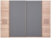 Schwebetürenschrank mit grauen Türen und Holzverkleidung, Frontalansicht