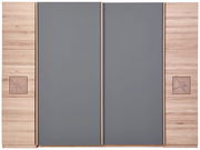 Schwebetürenschrank mit grauen Türen und Holzverkleidung, Frontalansicht