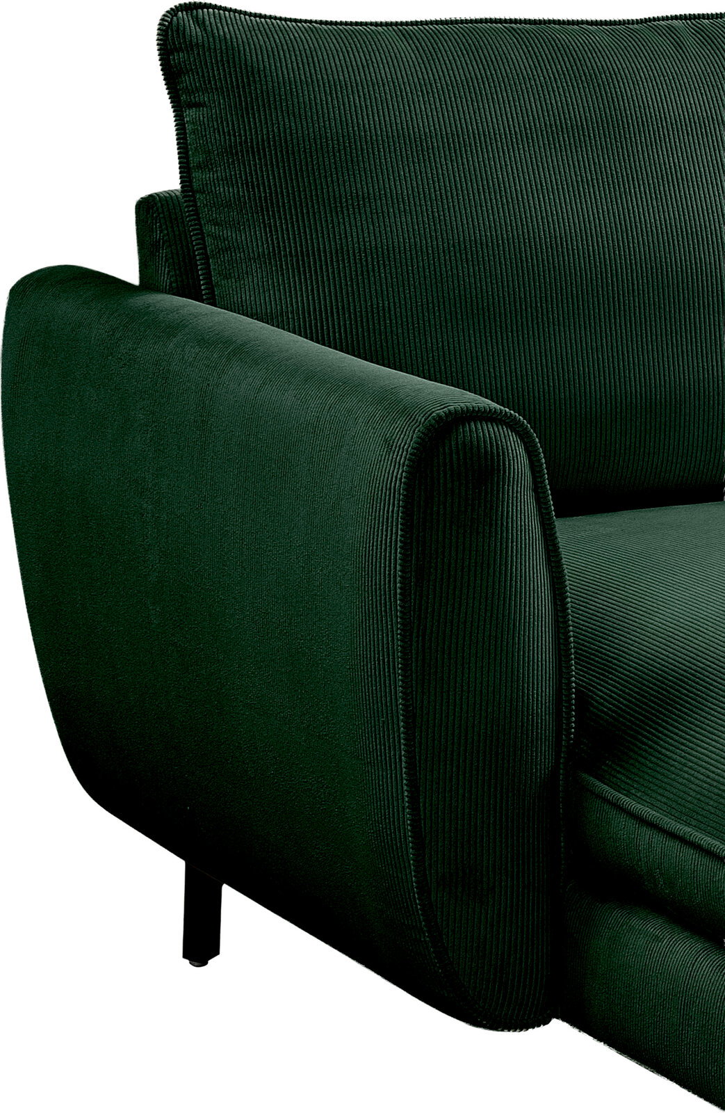 Detailansicht eines dunkelgrünen Cord-Sessels mit breiter Armlehne, gerippter Rückenlehne und schwarzem Fuß, fotografiert aus seitlicher Frontperspektive