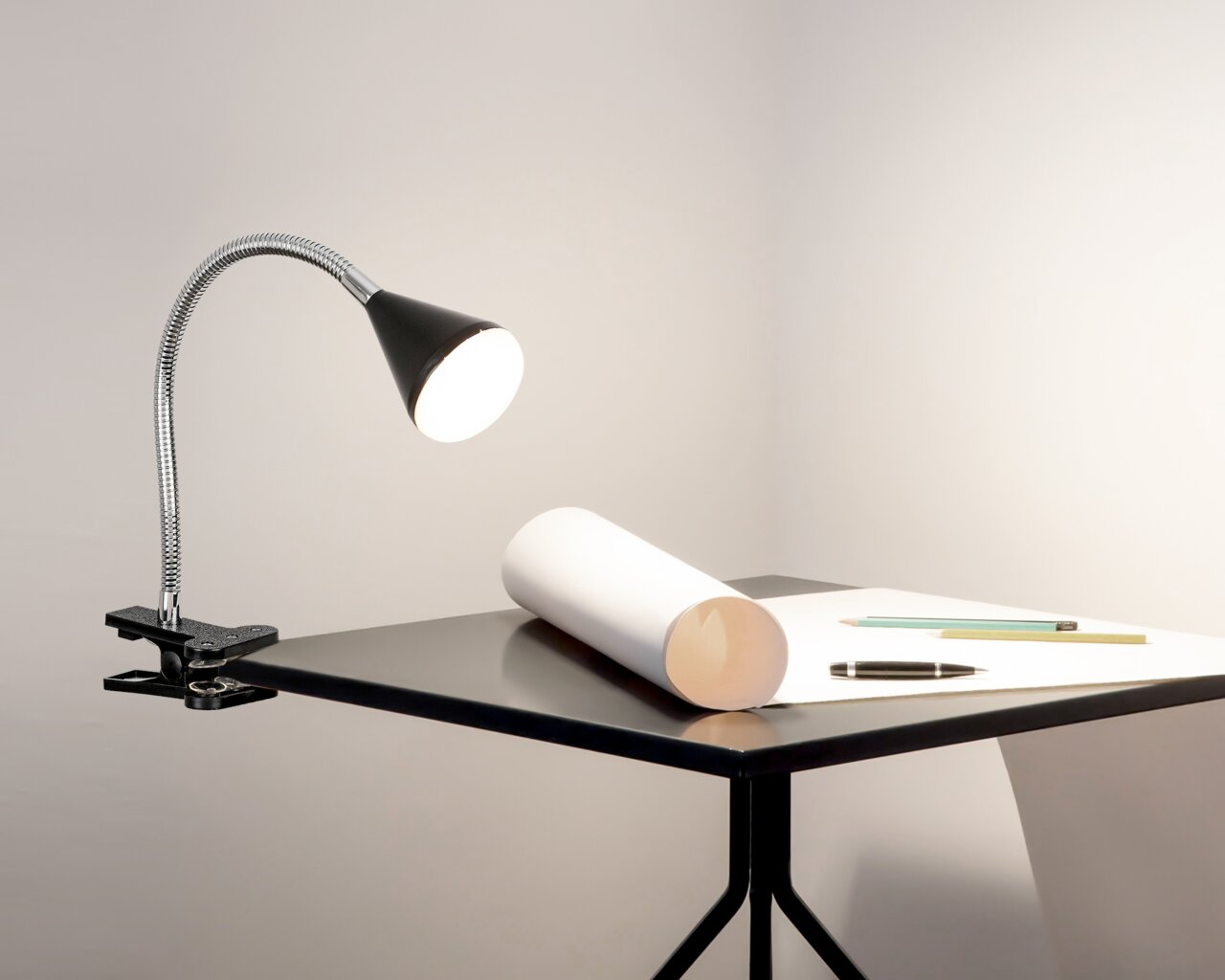 LED-Klemmleuchte an einem Tisch befestigt, seitliche Perspektive