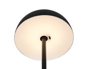 Unteransicht einer modernen Akku-Tischleuchte mit schwarzem Stiel und leuchtendem Lampenschirm.