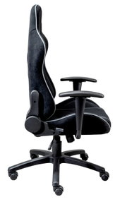 Zijaanzicht van een zwarte gamingstoel met verstelbare armleuningen en een ergonomisch ontwerp.