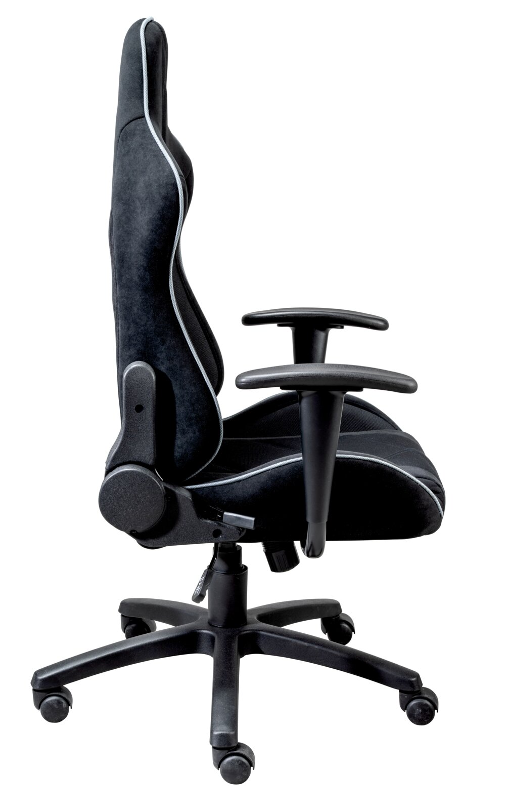 Zijaanzicht van een zwarte gamingstoel met verstelbare armleuningen en een ergonomisch ontwerp.