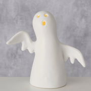 Keramikfigur eines Gespensts mit ausgebreiteten Flügeln, frontal betrachtet, mit leuchtenden Augen und Mund.