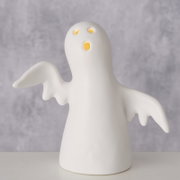 Keramisch beeldje van een spook met uitgespreide vleugels, van voren gezien, met stralende ogen en mond.