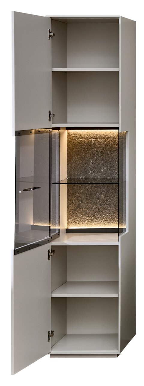 Vitrine Zurbrüggen COMO mit geöffneter Tür, Innenbeleuchtung und mehreren Regalböden, Frontalansicht.