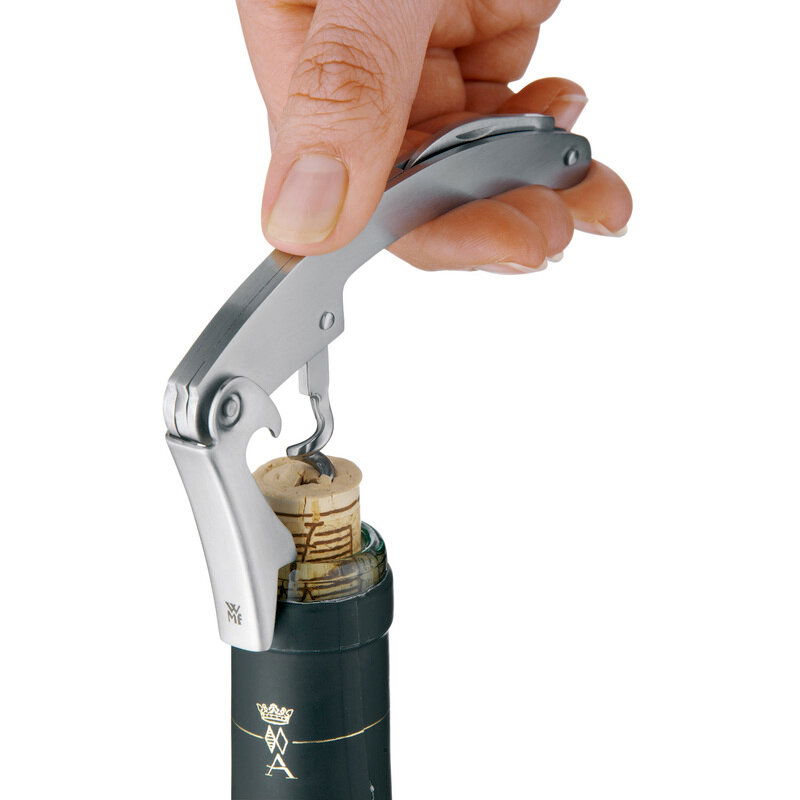 WMF Kellnermesser Kellnermesser in der Hand, das einen Korken aus einer Weinflasche zieht, seitliche Perspektive