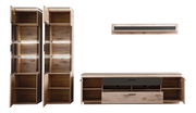 Frontale Ansicht einer modernen Wandkombination aus Holz mit zwei hohen Vitrinen, einem TV-Board und einem Wandregal, alle in natürlicher Holzoptik.