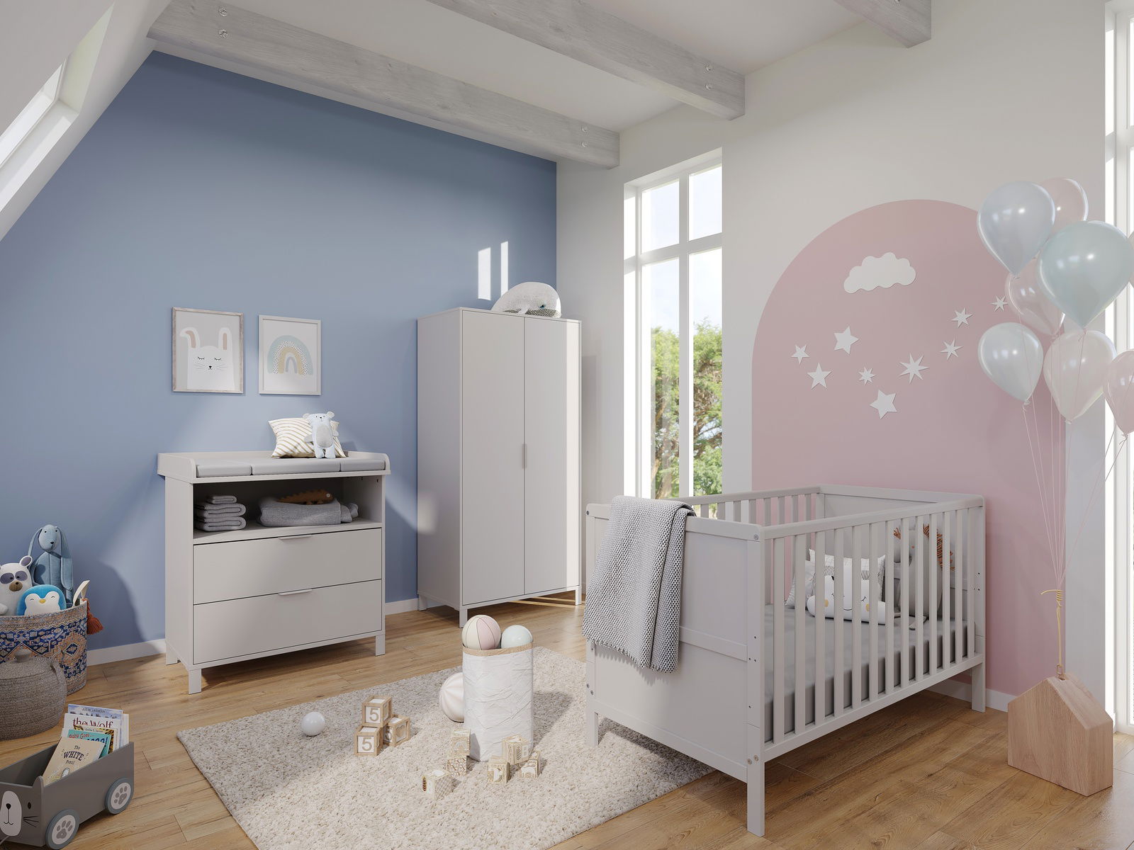 Germania Babyzimmer 3-tlg. ALKMAAR Helles und freundliches Babyzimmer mit einem weißen Gitterbett, einer Wickelkommode und einem Kleiderschrank. Die Wände sind in Blau und Rosa gestrichen, dekoriert mit Wolken- und Sternmotiven. Perspektive von der Zimmerecke mit Blick auf das Fenster.