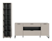 Modernes Möbel-Set aus hohem Regal und Sideboard in Greige mit schwarzen Innenfächern, Schubladen und schlanken Metallfüßen, frontal aus leicht erhöhter Perspektive dargestellt