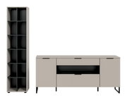 Modernes Möbel-Set aus hohem Regal und Sideboard in Greige mit schwarzen Innenfächern, Schubladen und schlanken Metallfüßen, frontal aus leicht erhöhter Perspektive dargestellt