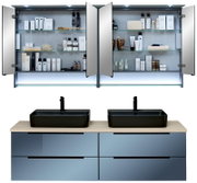 Modernes Badmöbel-Set mit blauem Doppelwaschtischunterschrank, Holzplatte und zwei schwarzen Aufsatzwaschbecken; darüber zwei Spiegelschränke mit geöffneten Türen und Glasablagen (Frontalansicht)