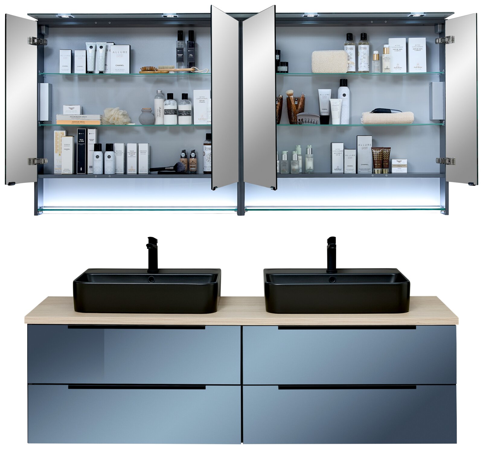 Modernes Badmöbel-Set mit blauem Doppelwaschtischunterschrank, Holzplatte und zwei schwarzen Aufsatzwaschbecken; darüber zwei Spiegelschränke mit geöffneten Türen und Glasablagen (Frontalansicht)