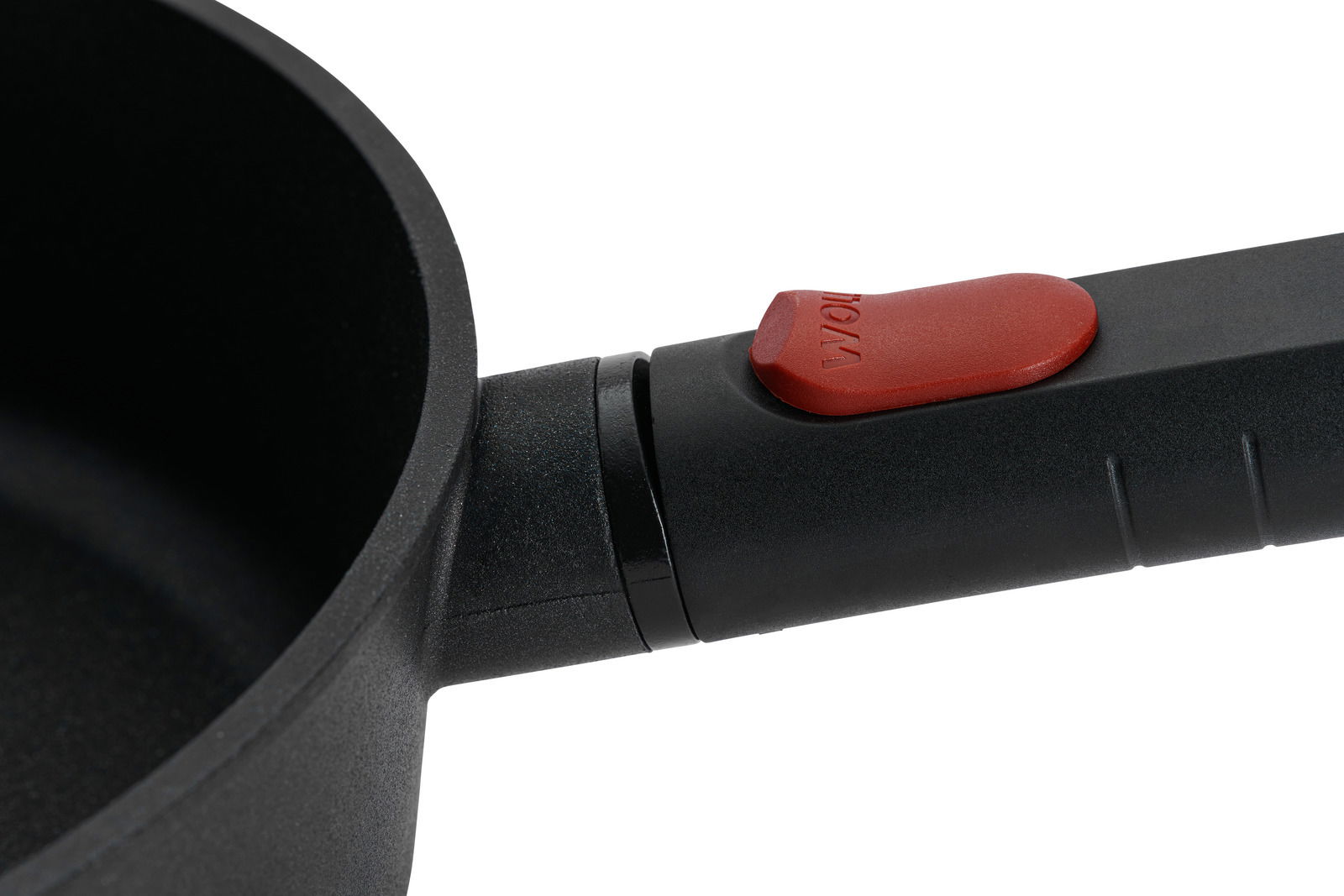 Woll Guss-Hochrandpfanne ECO LOGIC QXR Nahaufnahme einer schwarzen Guss-Hochrandpfanne mit rotem Knopf am Griff, seitliche Perspektive.