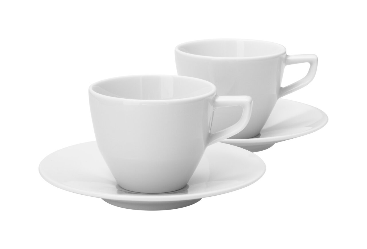 Zwei weiße Espressotassen mit Untertassen, seitliche Perspektive
