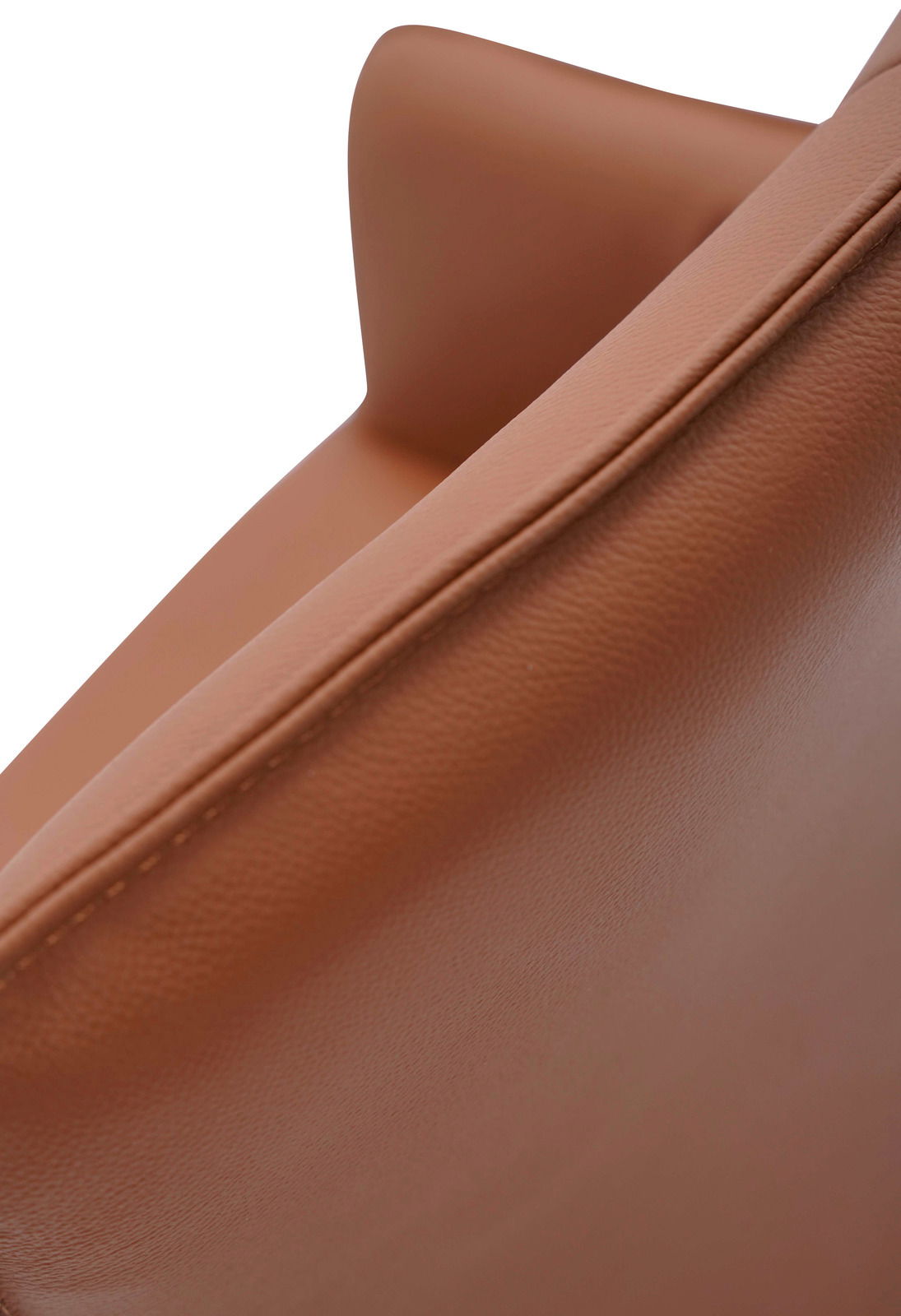 Nahaufnahme eines braunen Armlehnstuhls aus Leder, seitliche Perspektive