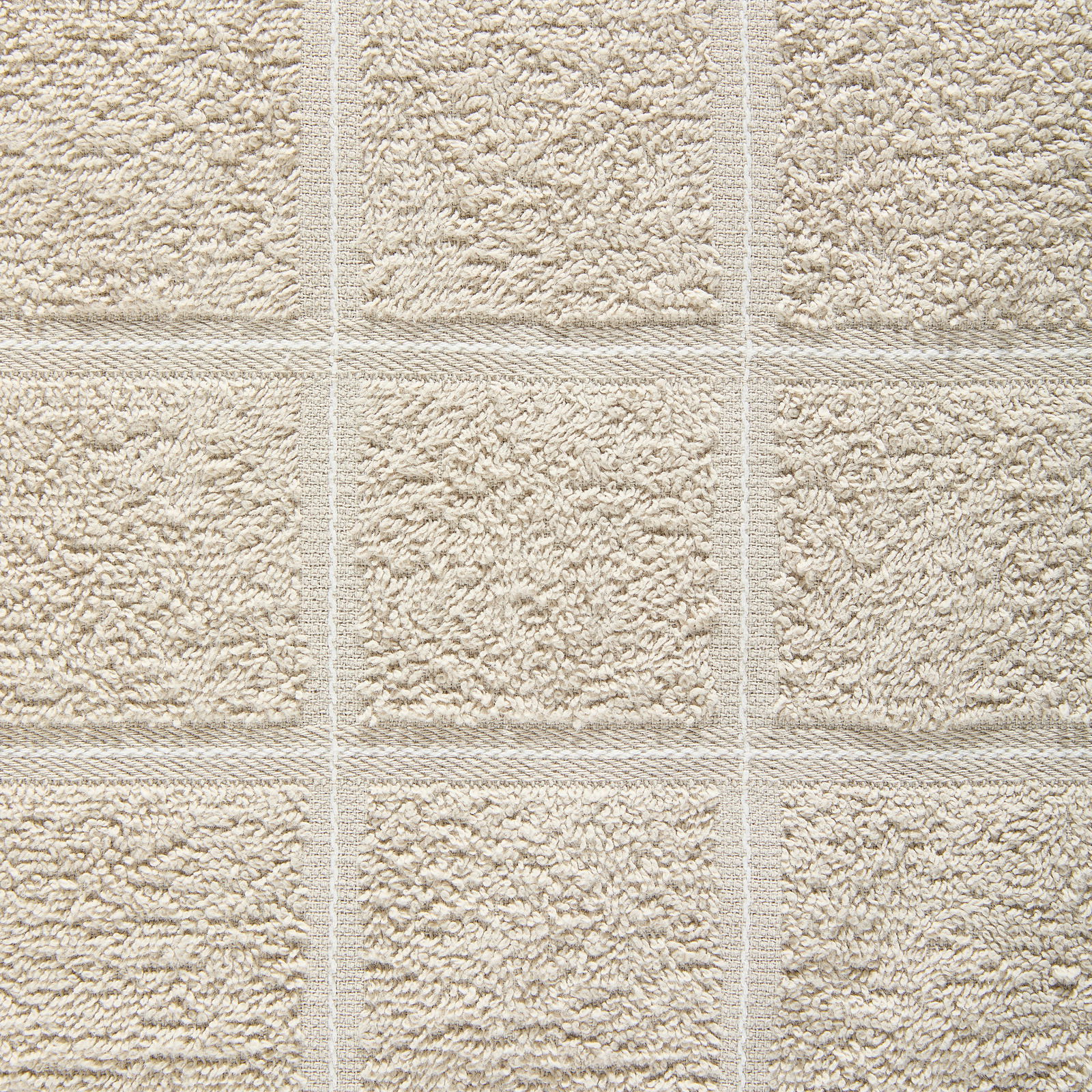 Nahaufnahme eines beigen Frottierhandtuchs mit quadratischem Muster