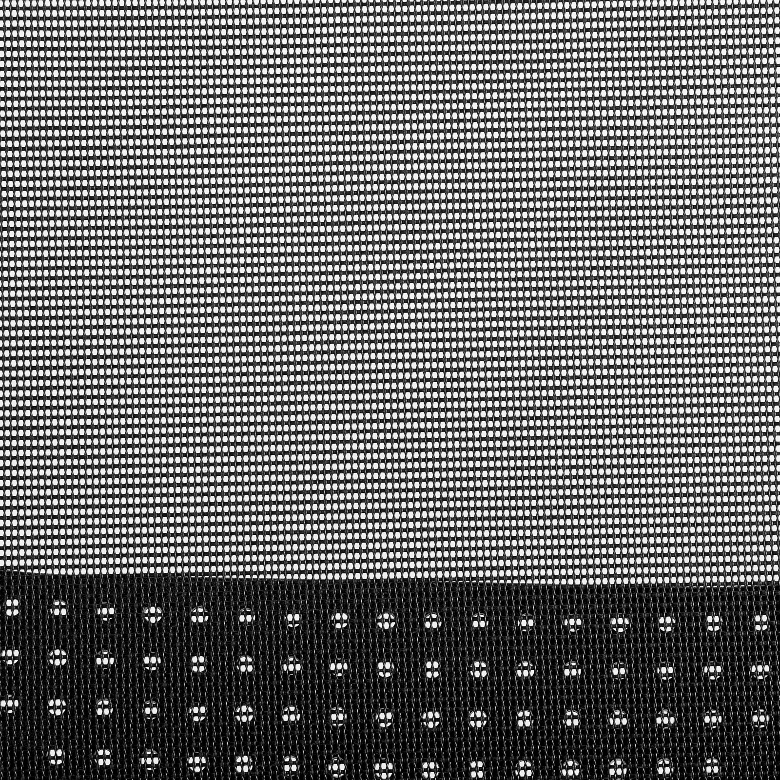 Nahaufnahme des Netzgewebes eines Bürostuhls aus seitlicher Perspektive