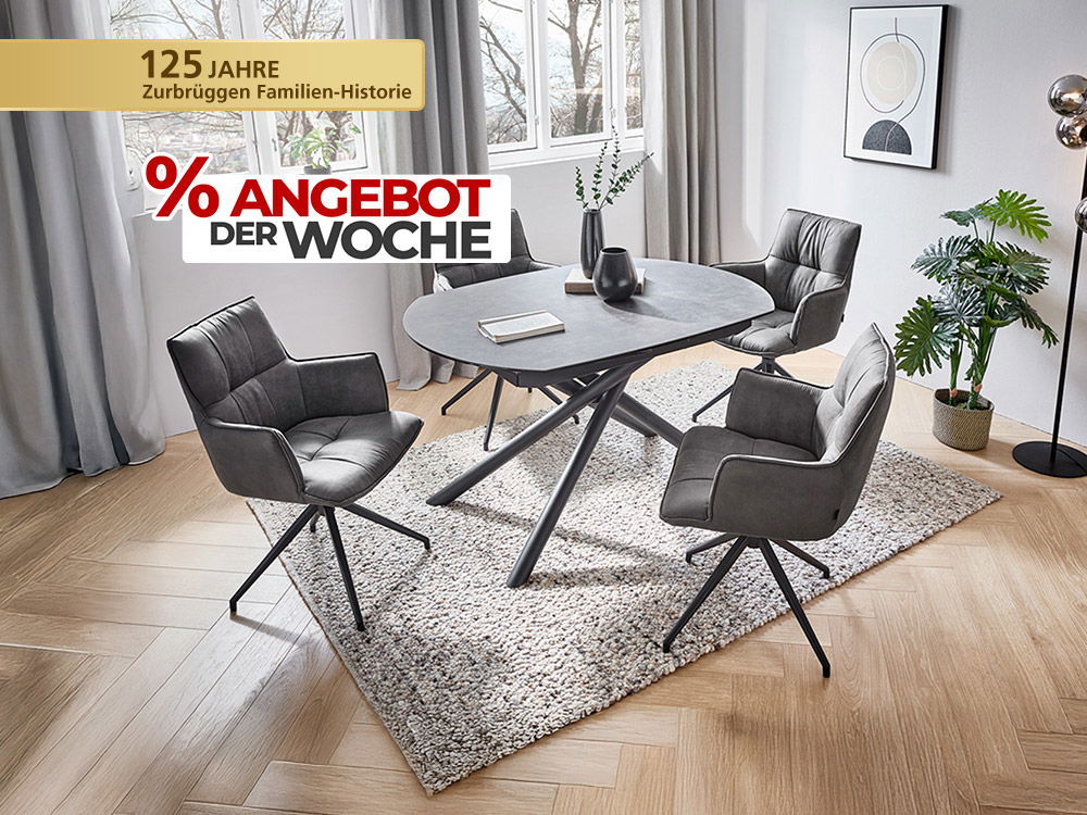 Moderner Essbereich mit grauen Polsterstühlen und rundem Tisch auf Teppich, Schriftzug „Angebot der Woche“