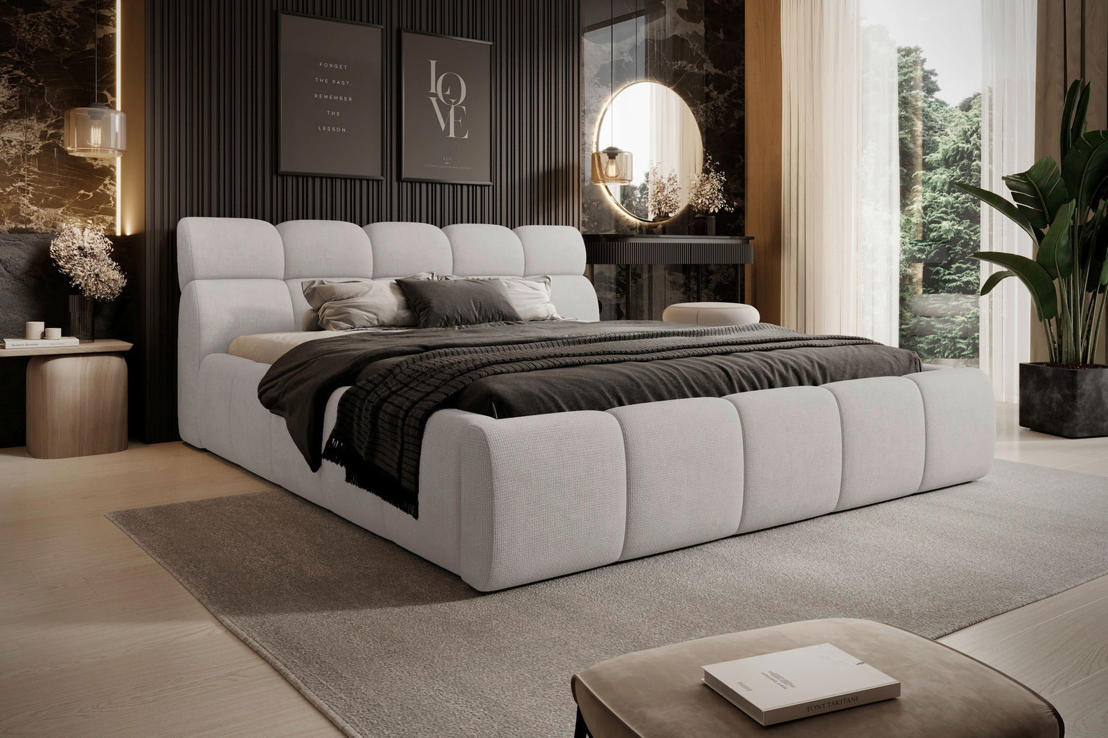 Modernes Polsterbettgestell in einem stilvollen Schlafzimmer, seitliche Perspektive mit eleganter Dekoration und großen Fenstern.