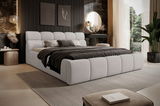 Modernes Polsterbettgestell in einem stilvollen Schlafzimmer, seitliche Perspektive mit eleganter Dekoration und großen Fenstern.