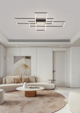 Moderne LED-Deckenleuchte in geometrischem Design, von unten betrachtet in einem stilvollen Wohnzimmer.