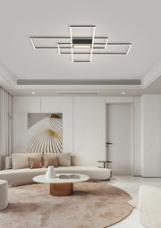 Moderne LED-Deckenleuchte in geometrischem Design, von unten betrachtet in einem stilvollen Wohnzimmer.