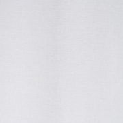 Nahaufnahme eines weißen Fertigvorhangs mit feiner Textur.