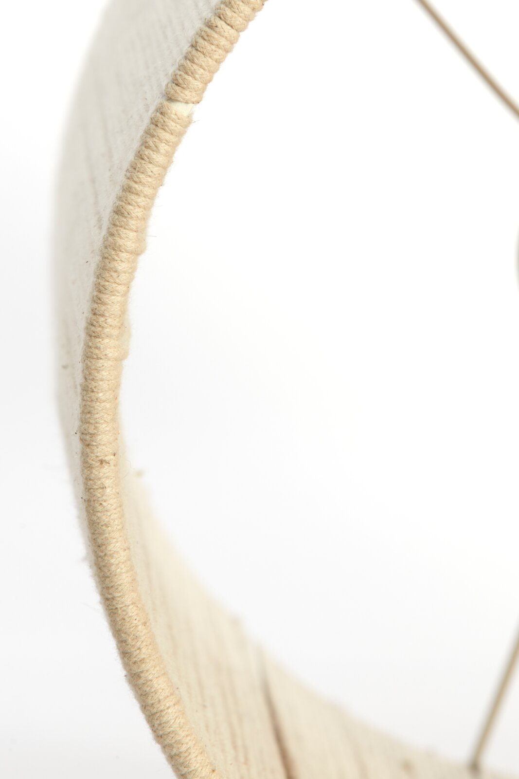 Nahaufnahme eines beigen Lampenschirms mit texturierter Oberfläche, seitliche Perspektive.