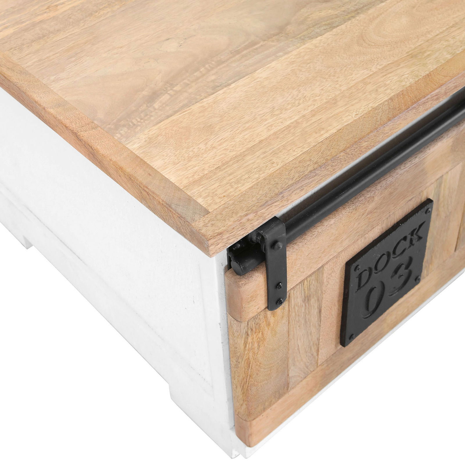 Detailansicht eines Couchtisches mit Holzplatte und Metallbeschlägen, seitliche Perspektive.