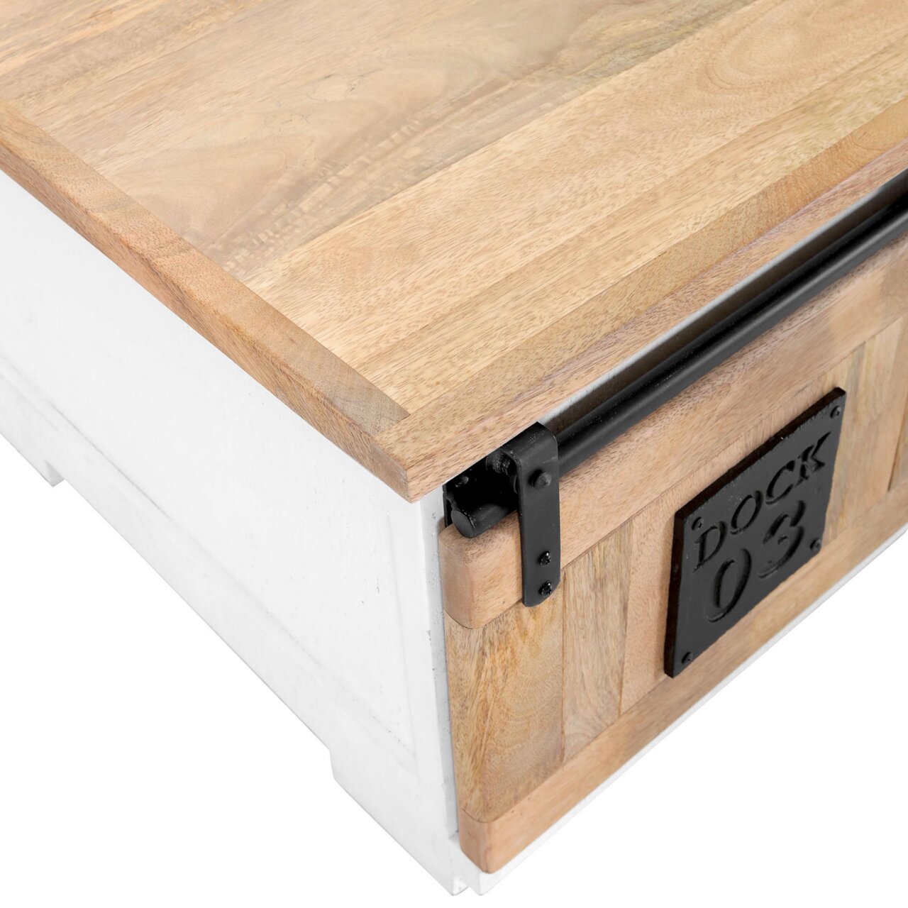 Detailansicht eines Couchtisches mit Holzplatte und Metallbeschlägen, seitliche Perspektive.