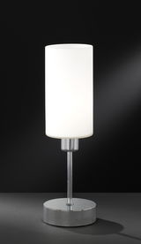 Moderne Tischleuchte mit zylindrischem, weißem Lampenschirm und verchromtem Sockel, seitliche Perspektive