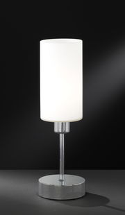 Moderne Tischleuchte mit zylindrischem, weißem Lampenschirm und verchromtem Sockel, seitliche Perspektive