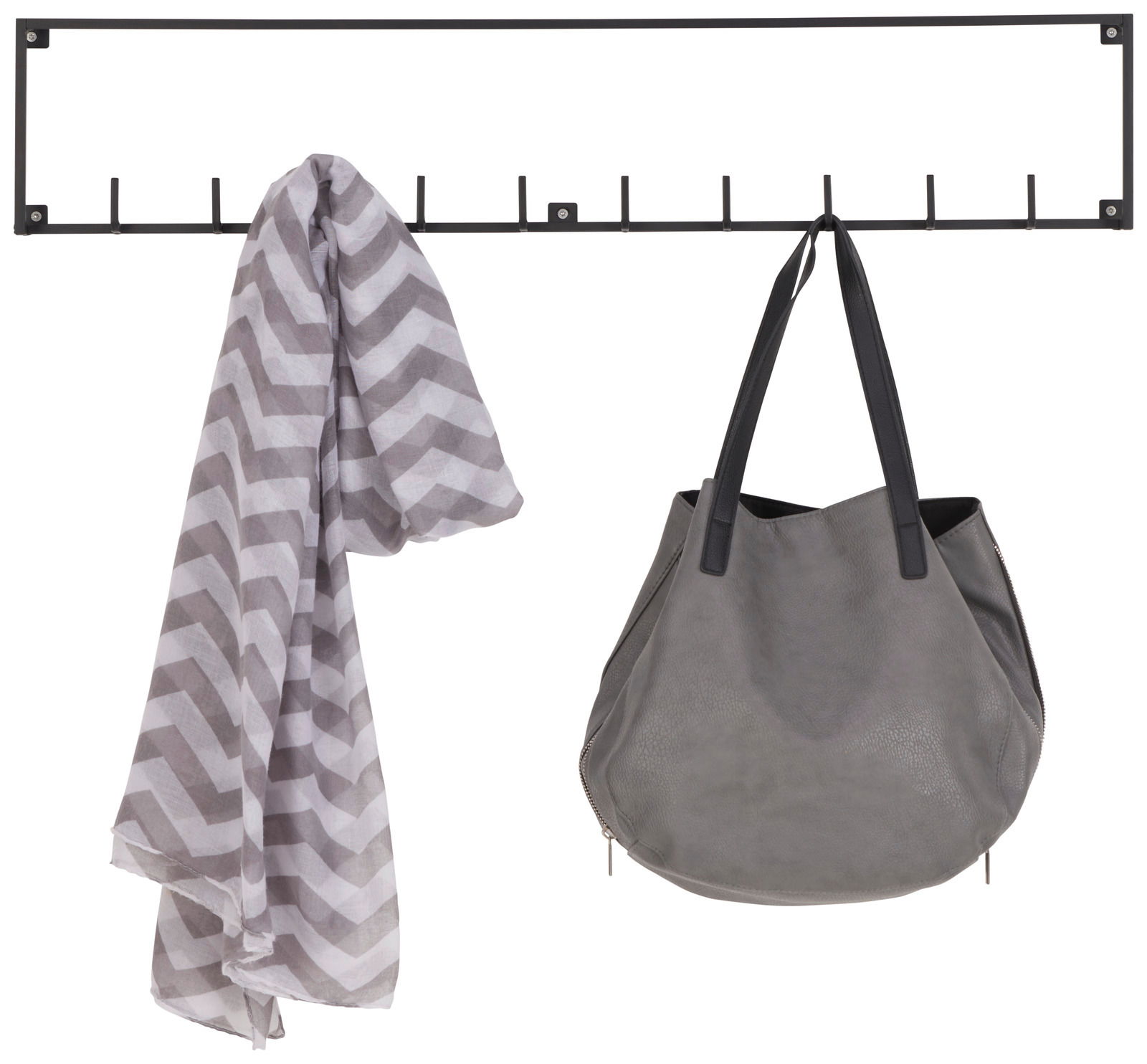 Schwarze Hakenleiste mit mehreren Haken, an der ein graues Tuch und eine graue Tasche hängen, frontal betrachtet.