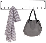 Schwarze Hakenleiste mit mehreren Haken, an der ein graues Tuch und eine graue Tasche hängen, frontal betrachtet.