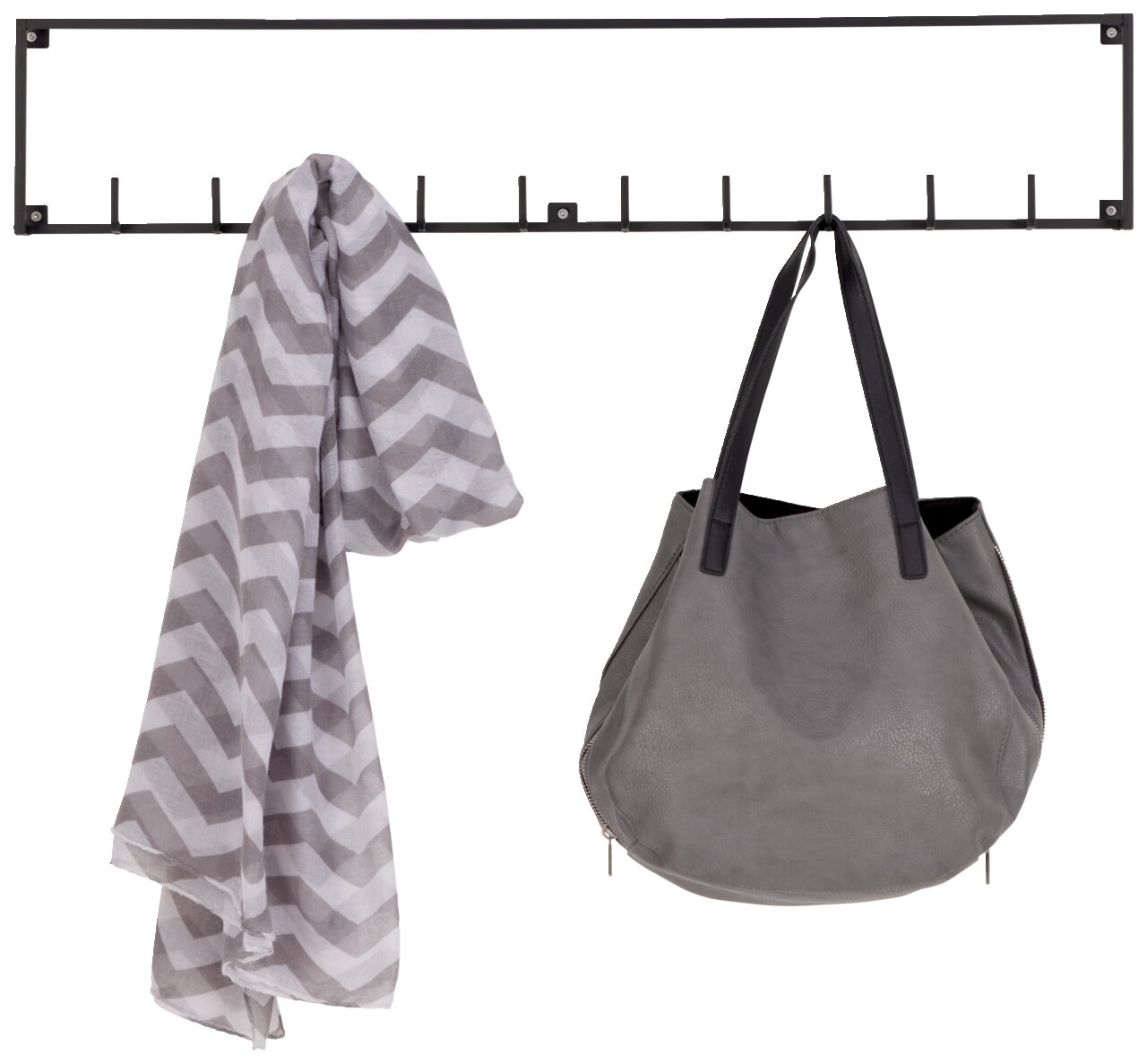 Schwarze Hakenleiste mit mehreren Haken, an der ein graues Tuch und eine graue Tasche hängen, frontal betrachtet.