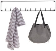 Schwarze Hakenleiste mit mehreren Haken, an der ein graues Tuch und eine graue Tasche hängen, frontal betrachtet.