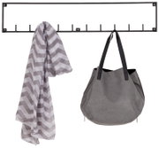 Schwarze Hakenleiste mit mehreren Haken, an der ein graues Tuch und eine graue Tasche hängen, frontal betrachtet.