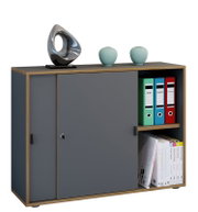 Modernes Sideboard/Aktenregal in Anthrazit mit Holzrahmen, zwei Schiebetüren und offenem Fach mit Ordnern und Büchern, dekoriert mit Vasen und Skulptur, gezeigt in leichter Frontansicht von rechts.