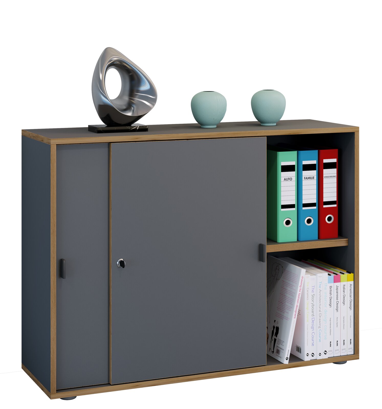 Modernes Sideboard/Aktenregal in Anthrazit mit Holzrahmen, zwei Schiebetüren und offenem Fach mit Ordnern und Büchern, dekoriert mit Vasen und Skulptur, gezeigt in leichter Frontansicht von rechts.