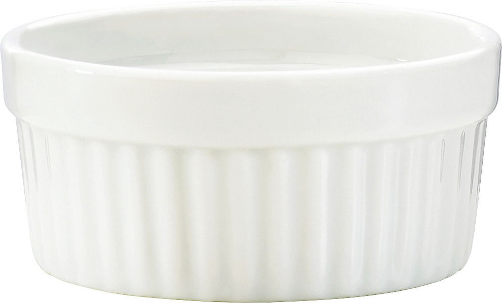 Weiße, runde Auflaufform aus Keramik mit geriffelter Oberfläche, seitliche Perspektive