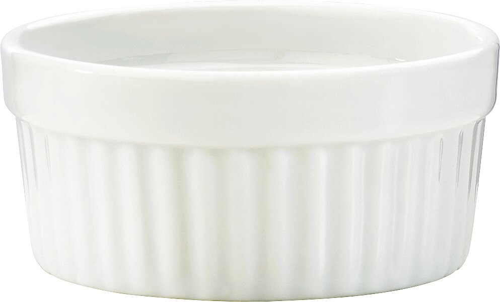 Weiße, runde Auflaufform aus Keramik mit geriffelter Oberfläche, seitliche Perspektive