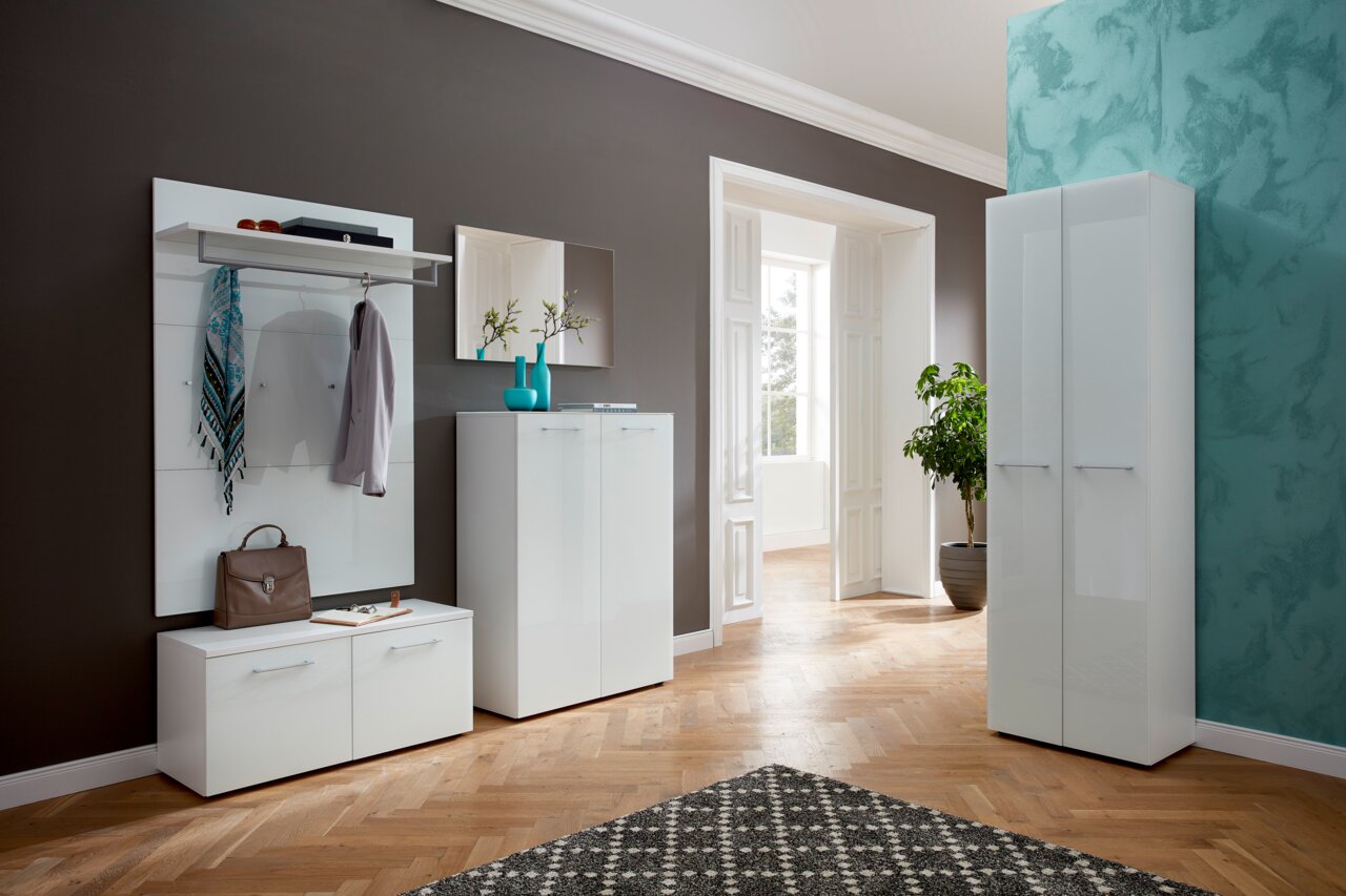 Moderne Garderobeneinrichtung mit Schuhschrank, Spiegel, Garderobenbank und Garderobenpaneel in einer stilvollen Raumansicht.