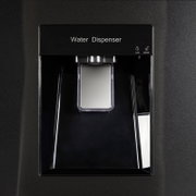 Schwarzer Wasserspender am Kühlschrank mit Lock/Unlock-Symbolen und Ausgabeschacht, Frontalansicht