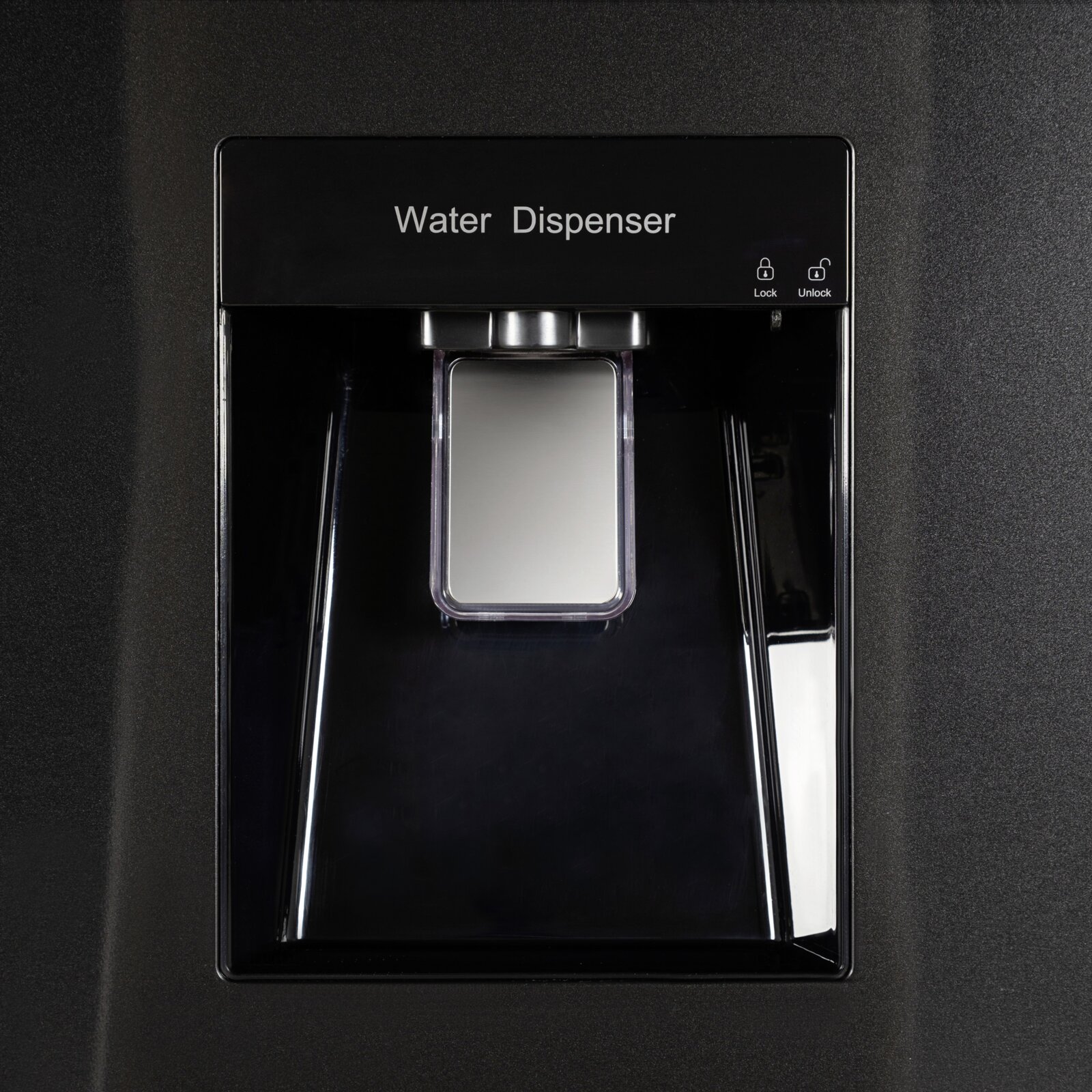 Schwarzer Wasserspender am Kühlschrank mit Lock/Unlock-Symbolen und Ausgabeschacht, Frontalansicht