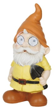 Solarbetriebener Gartenzwerg aus Polyresin mit leuchtenden Augen, gelbem Outfit und oranger Mütze, Frontalansicht.